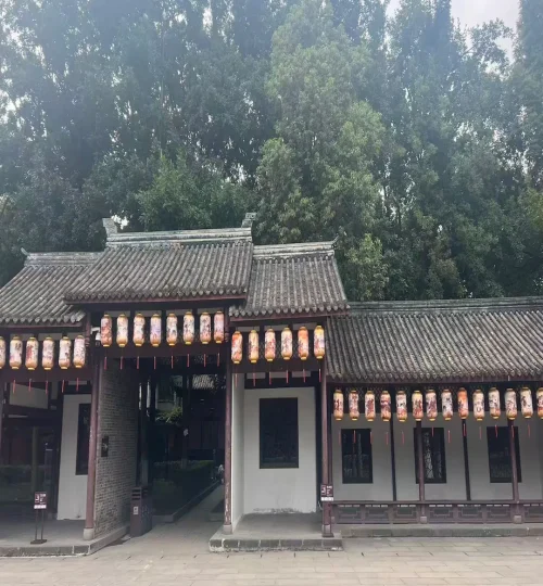 chinese-white-temple in chengdu