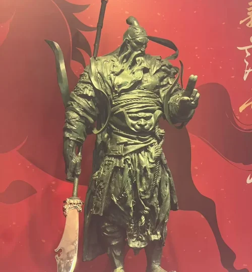 guan-yu-golden-statue-standing menacingly